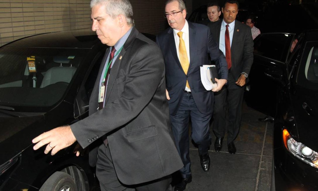 Deputado Eduardo Cunha chega à Câmara ladeado de seguranças Foto: Ailton de Freitas / Agência O Globo