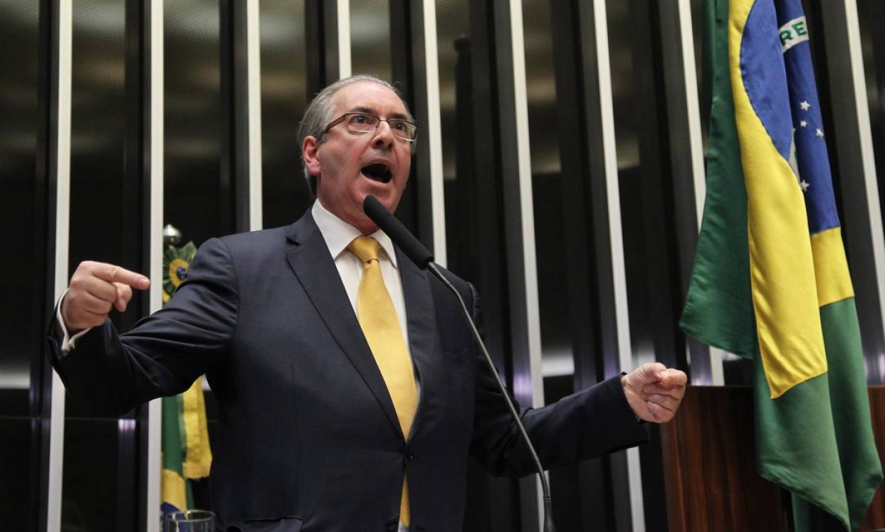 Eduardo Cunha saiu da tribuna visivelmente emocionado no plenário da Câmara Foto: Ailton de Freitas / Agência O Globo