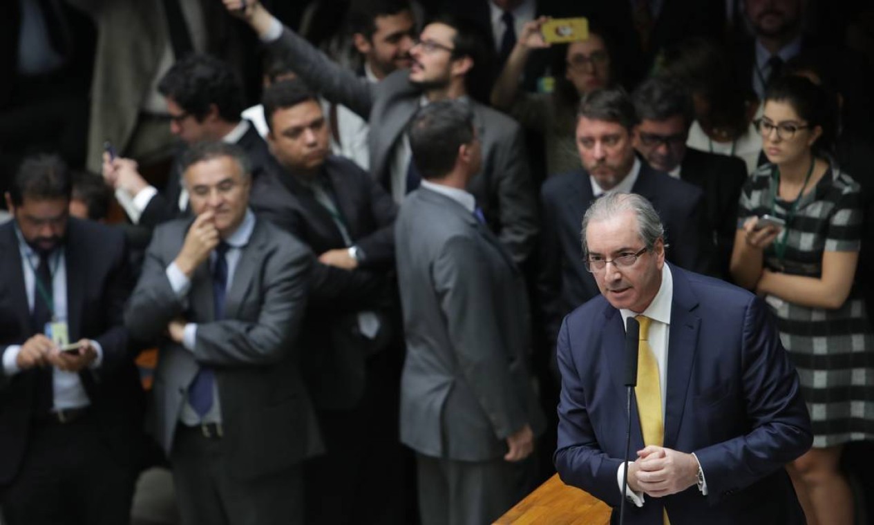 Parlamentares e jornalistas registram momento da fala de Eduardo Cunha no Plenário Foto: Eraldo Peres / AP