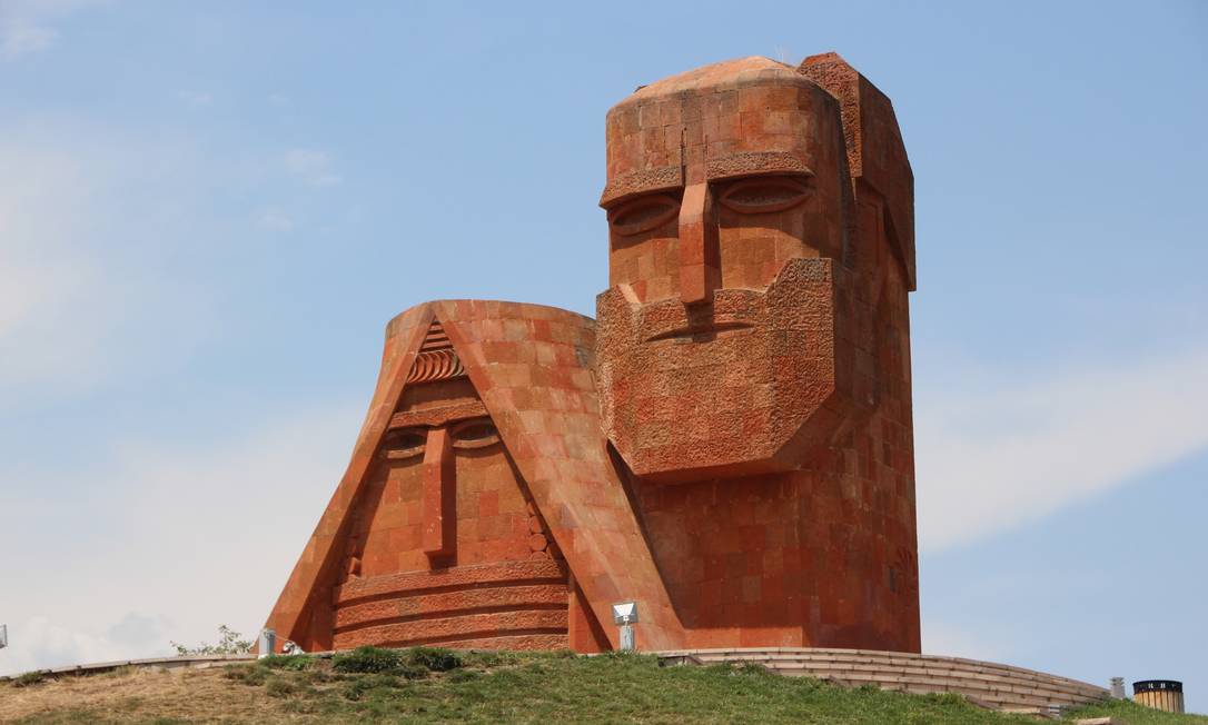 O monumento Tatik u Papik, símbolo de Nagorno-Karabakh Foto: Reprodução / Creative Commons
