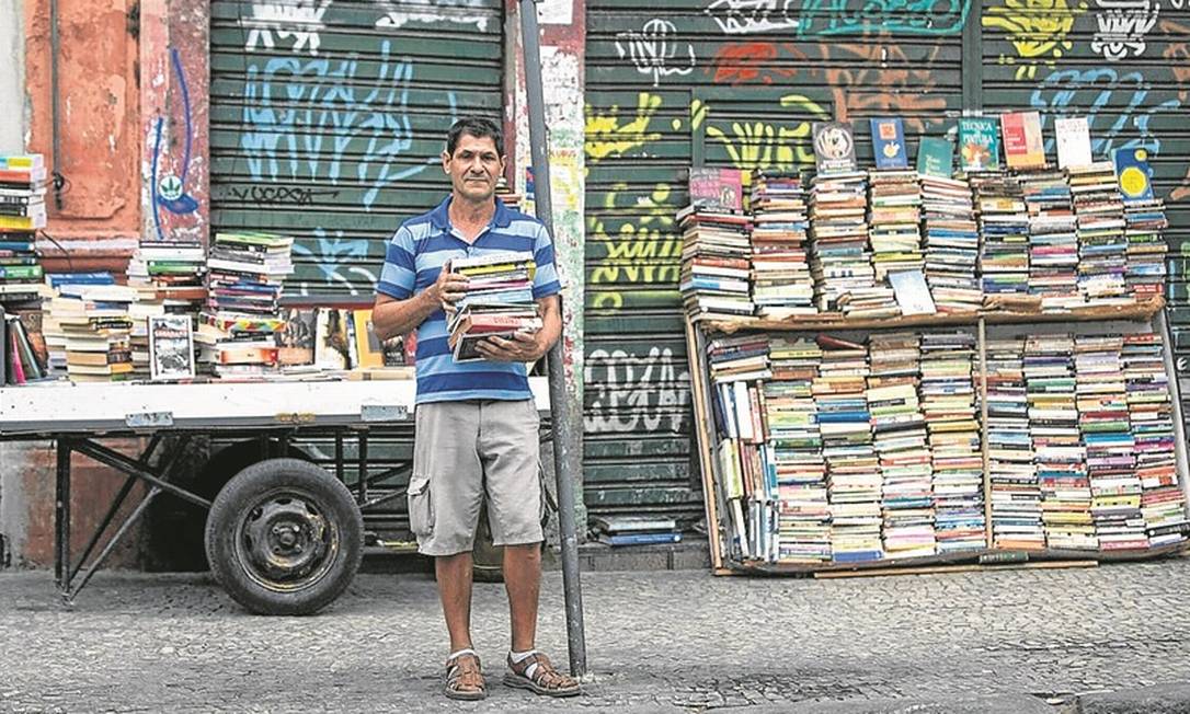 José vai de carroça até a Lapa, onde vende livros: à espera do lançamento da própria obra Foto: Alexandre Cassiano