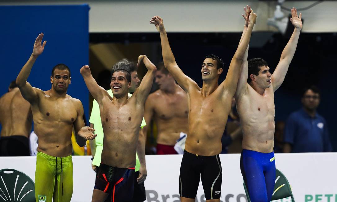 Equipe brasileira comemora o bronze no revezamento 4x100m Foto: Guilherme Leporace / Agência O Globo