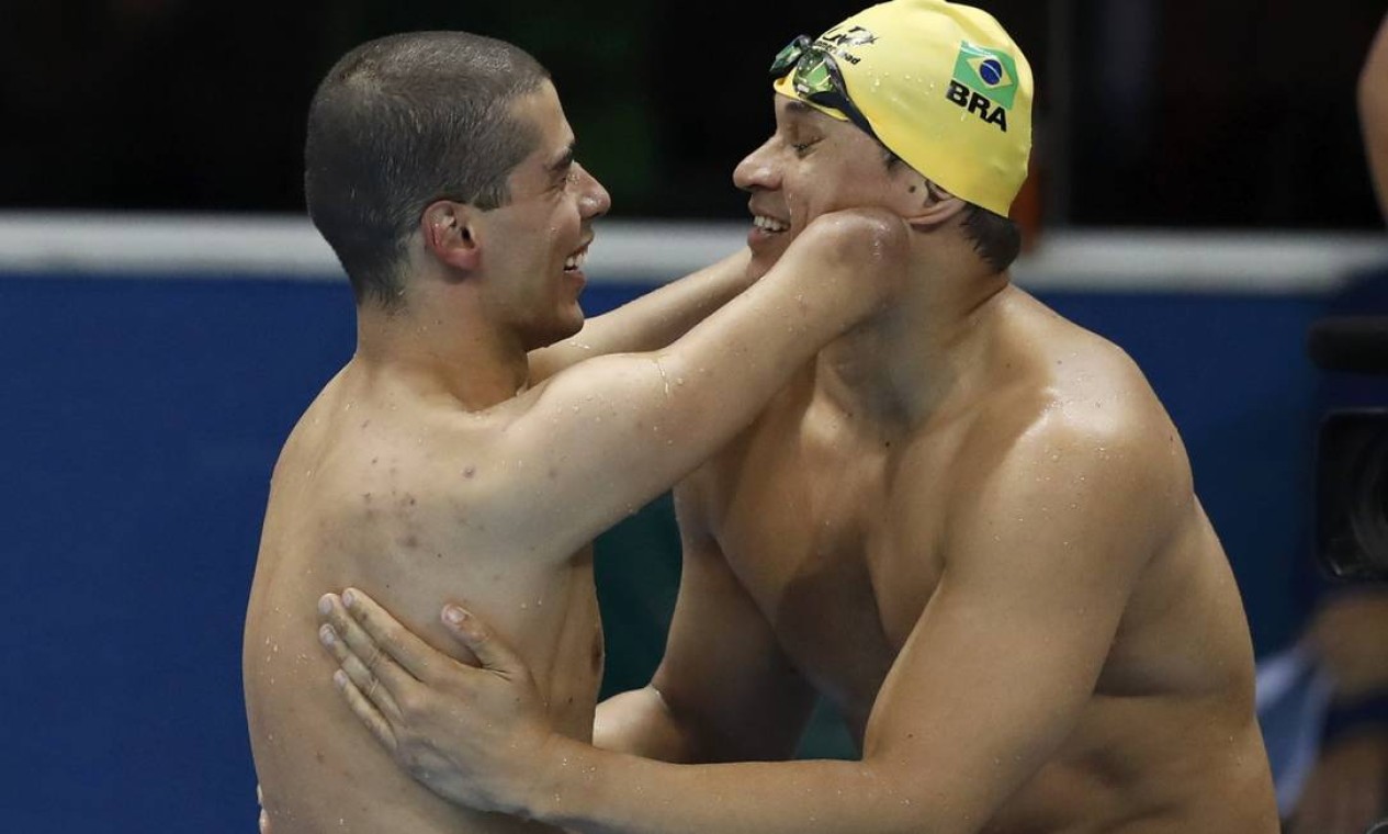 Daniel Dias com Clodoaldo Silva, que anunciou a aposentadoria das piscinas dos Jogos Paralímpicos Foto: CARLOS GARCIA RAWLINS / REUTERS