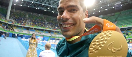 Daniel Dias e a medalha de ouro conquistada na final dos 100m livre S5 Foto: Márcio Alves / Agência O Globo