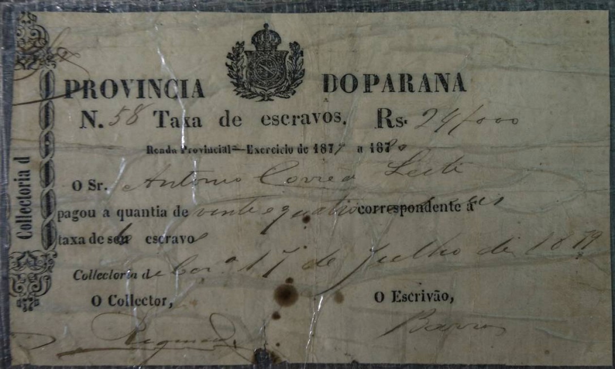 Registro de compra de escravo para trabalhar na mineração, um dos registros guardados por Rosemari Foto: Alexandre Cassiano / Agência O Globo