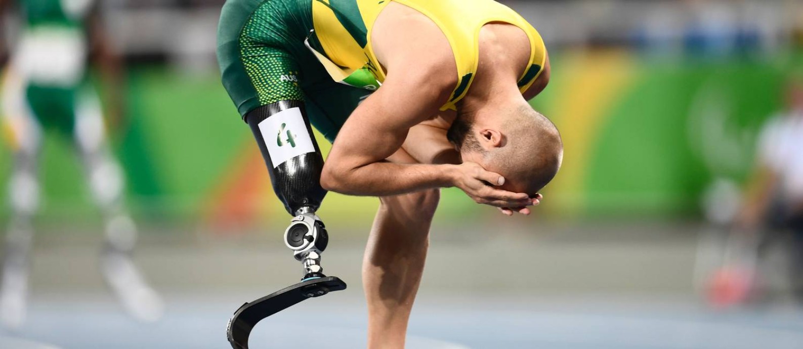 O australiano Scott Reardon se emociona após vencer os 100m Foto: CHRISTOPHE SIMON / AFP