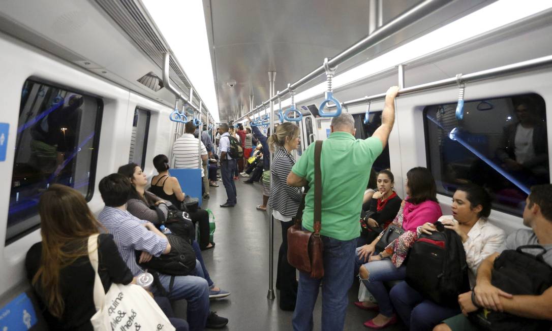 Nesta segunda-feira, mais de 60 passageiros utilizaram a linha 4 Foto: Domingos Peixoto / Agência O Globo