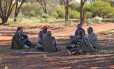 
Os pesquisadores com um grupo de anciões aborígenes australianos
