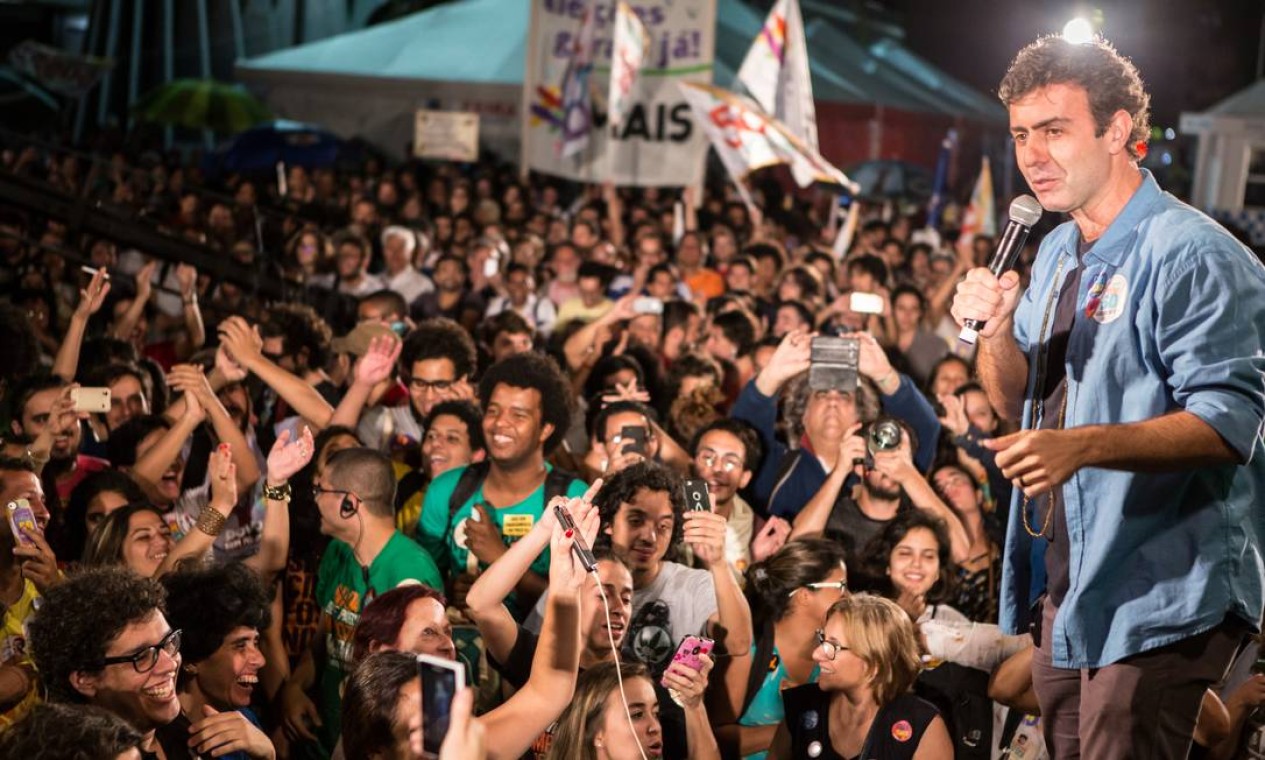 Candidato pelo PSOL, Marcelo Freixo dedicou ao menos 16 compromissos no Centro, como este comício no Largo da Carioca Foto: Divulgação
