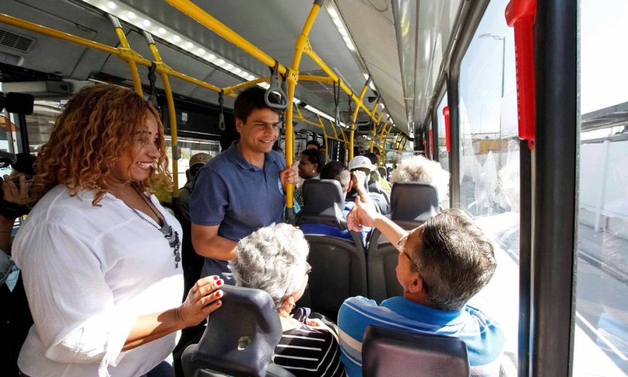 O candidato do PMDB, Pedro Paulo, viaja no BRT Transolímpico: compromissos de campanha seguem área de hegemonia de Eduardo Paes em 2012 Foto: Divulgação/Tarso Ghelli