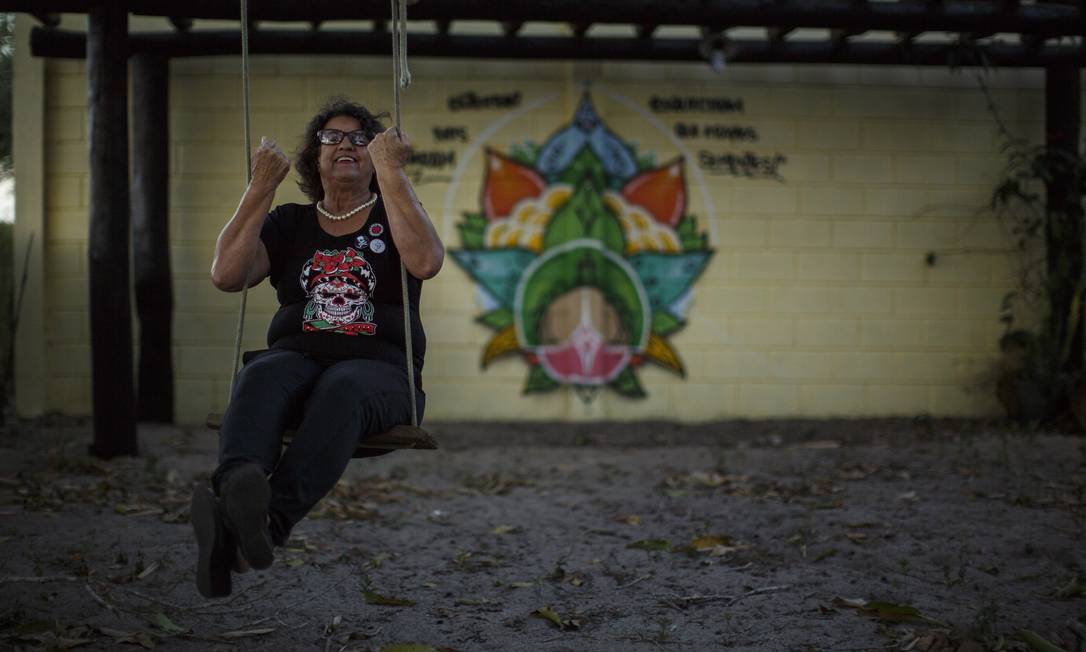 
Noêmia Magalhães, aos 70 anos, resiste há seis anos a tentativas de desapropriação do sítio em que vive, em São João da Barra:
Foto: Daniel Marenco /
Agência O Globo
