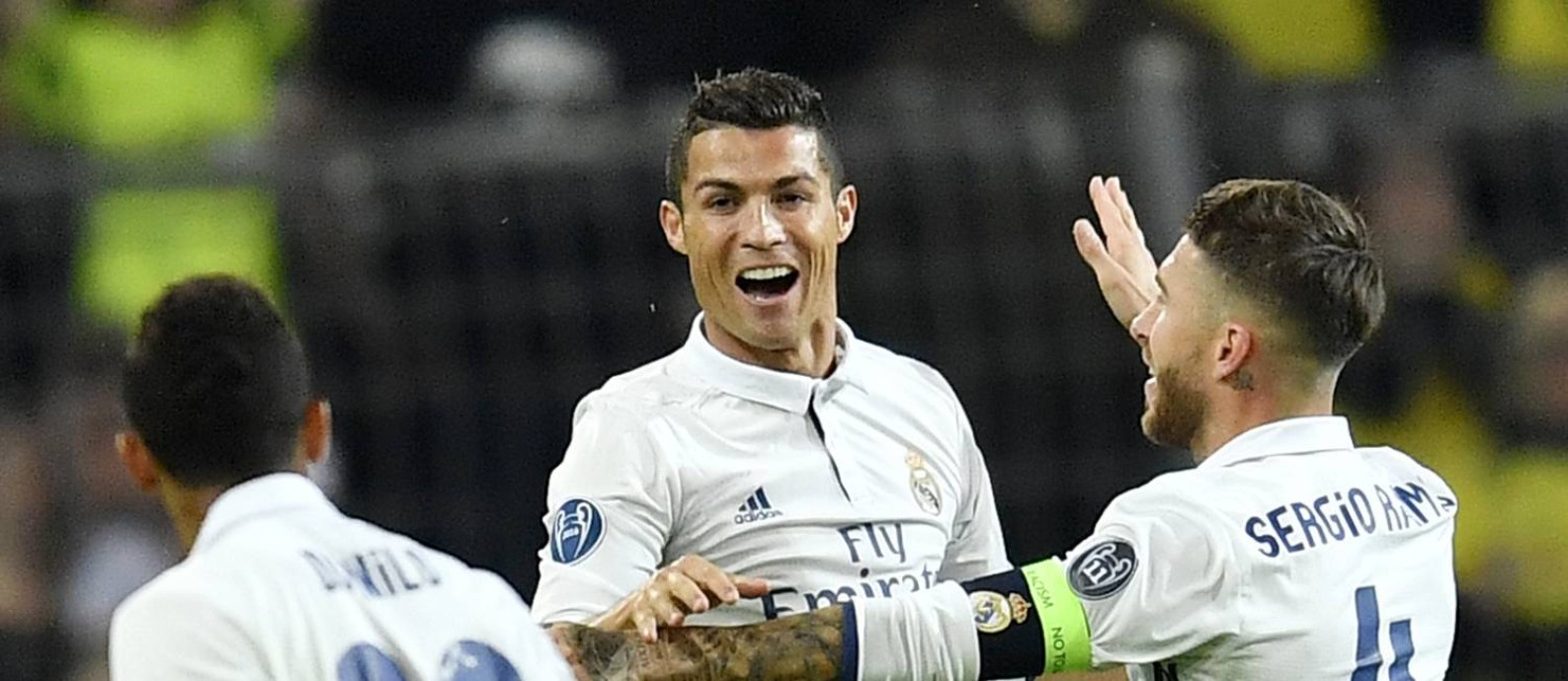 Cristiano Ronaldo comemora com Sergio Ramos e o brasileiro Danilo o gol que abriu o placar para o Real Madrid contra o Borussia Dortmund Foto: Martin Meissner / AP