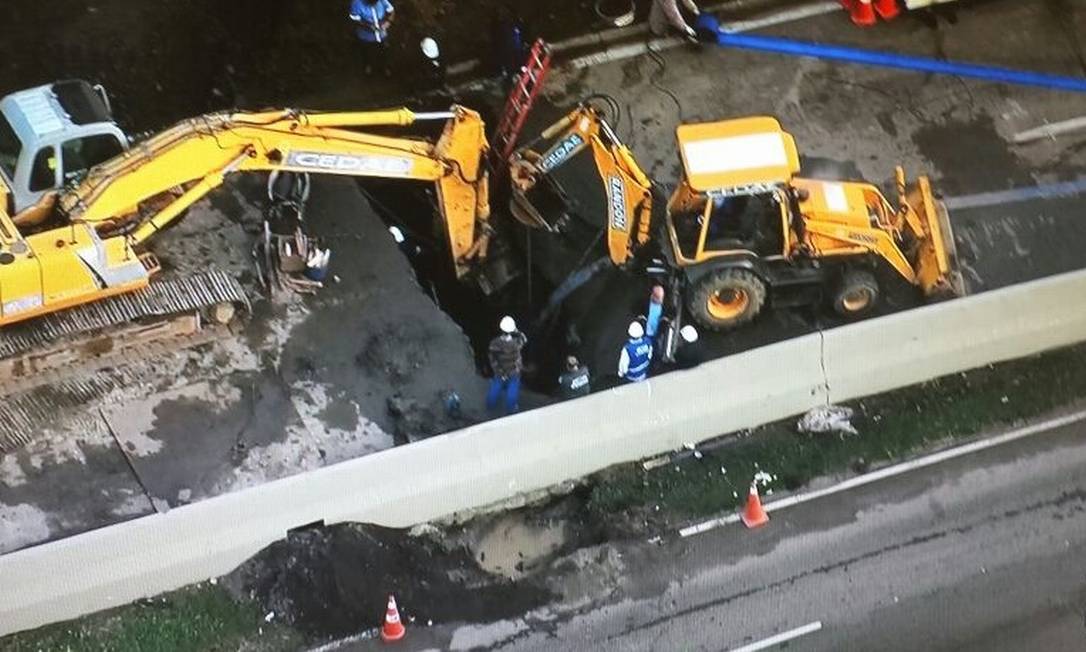 Pista da Avenida Ayrton Senna é liberada parcialmente - Jornal O Globo