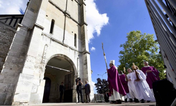 
O arcebispo de Rouen, Dominique Lebrun, liderou procissão em memória do padre Jacques Hamel
Foto: STEVE BONET / REUTERS