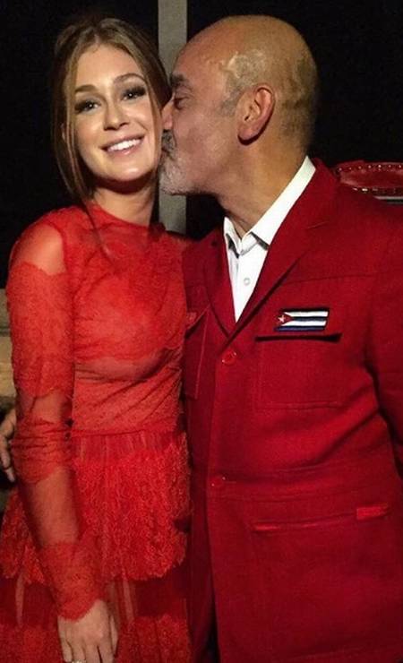 De vermelho, Marina ganah beijinho de Christian Louboutin, o sapateiro das estrelas Foto: Reprodução/ Instagram