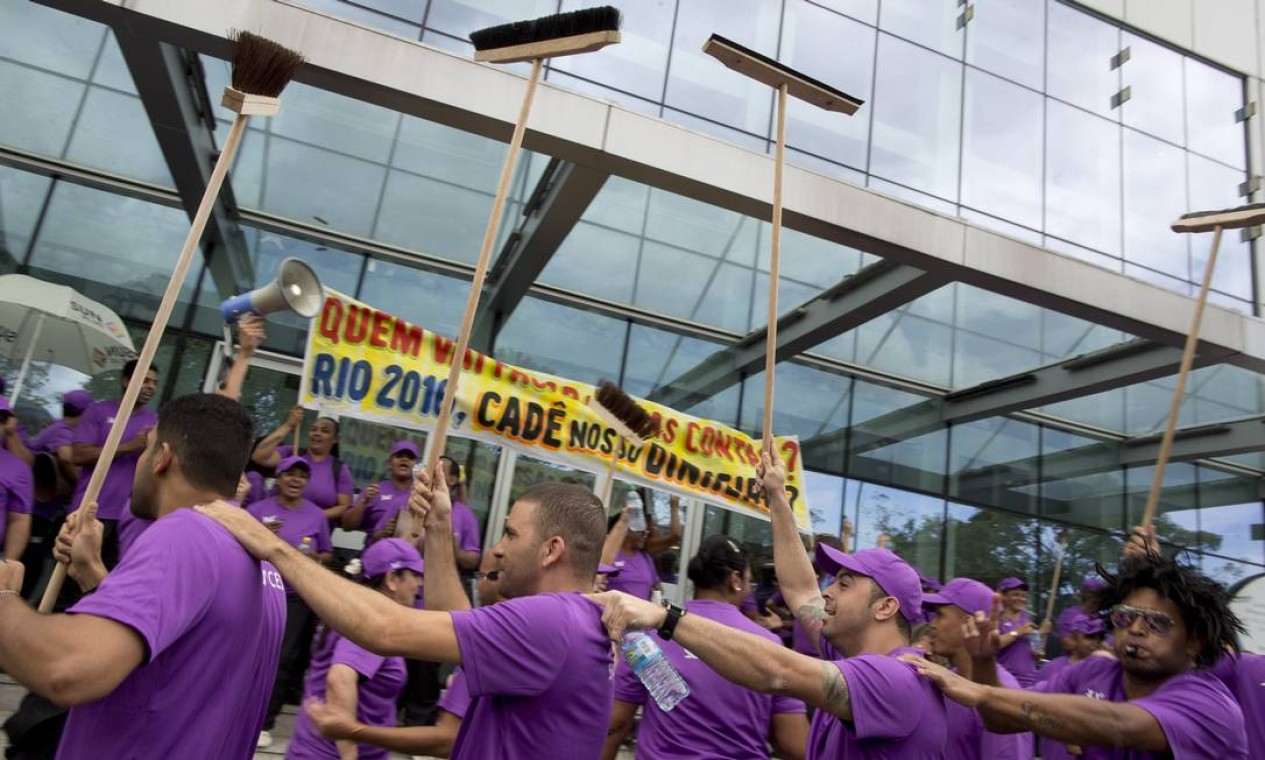 Os funcionários disseram que não receberam pagamento pelo trabalho durante a Olimpíada no mês de setembro Foto: Márcia Foletto / O Globo