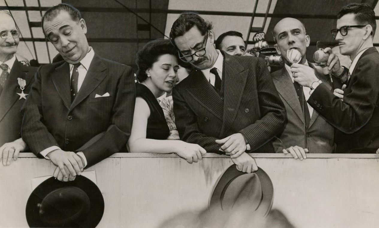 Ulysses, ao microfone, com Juscelino Kubitschek, Ivete Vargas e Jânio Quadros, em 1957 Foto: Arquivo / Agência O Globo