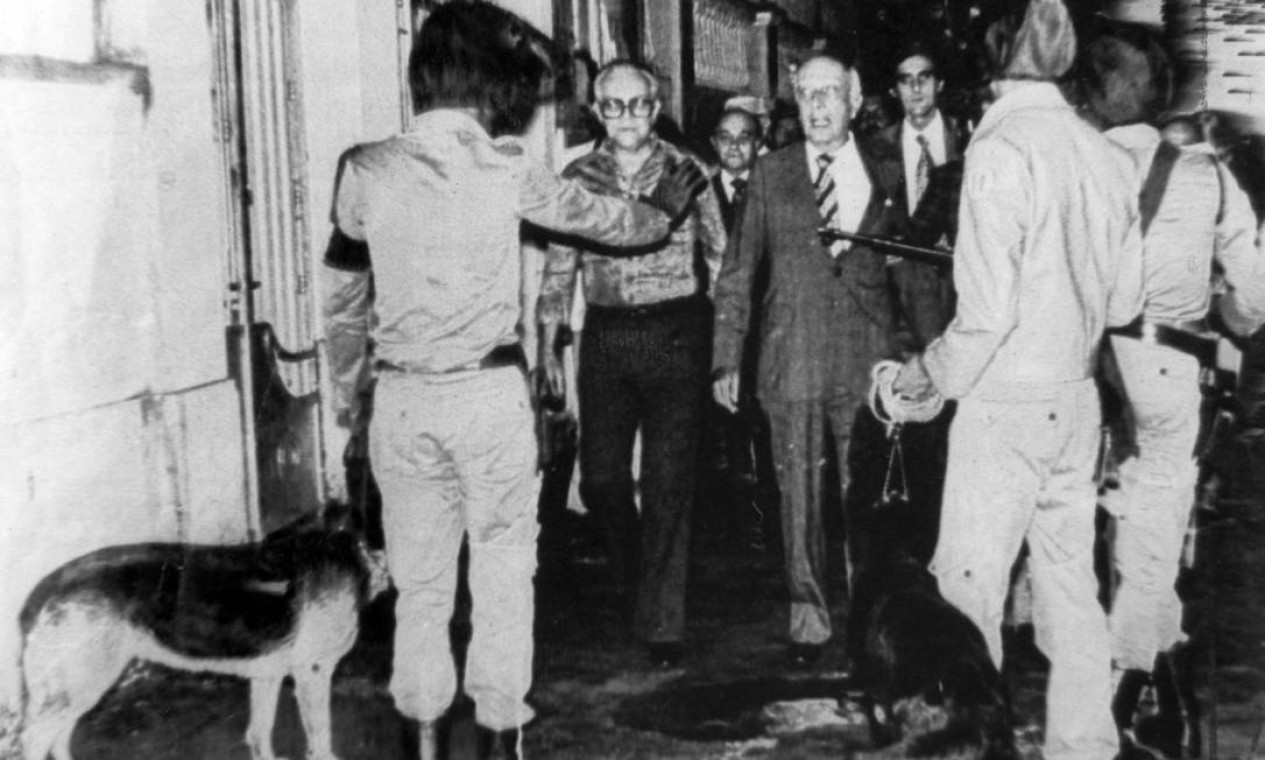 Em 1978, Ulysses Guimarães enfrentou policiais com cães que queriam impedi-lo de fazer campanha em Salvador Foto: Luciano de Andrade / Luciano de Andrade / Agência JB
