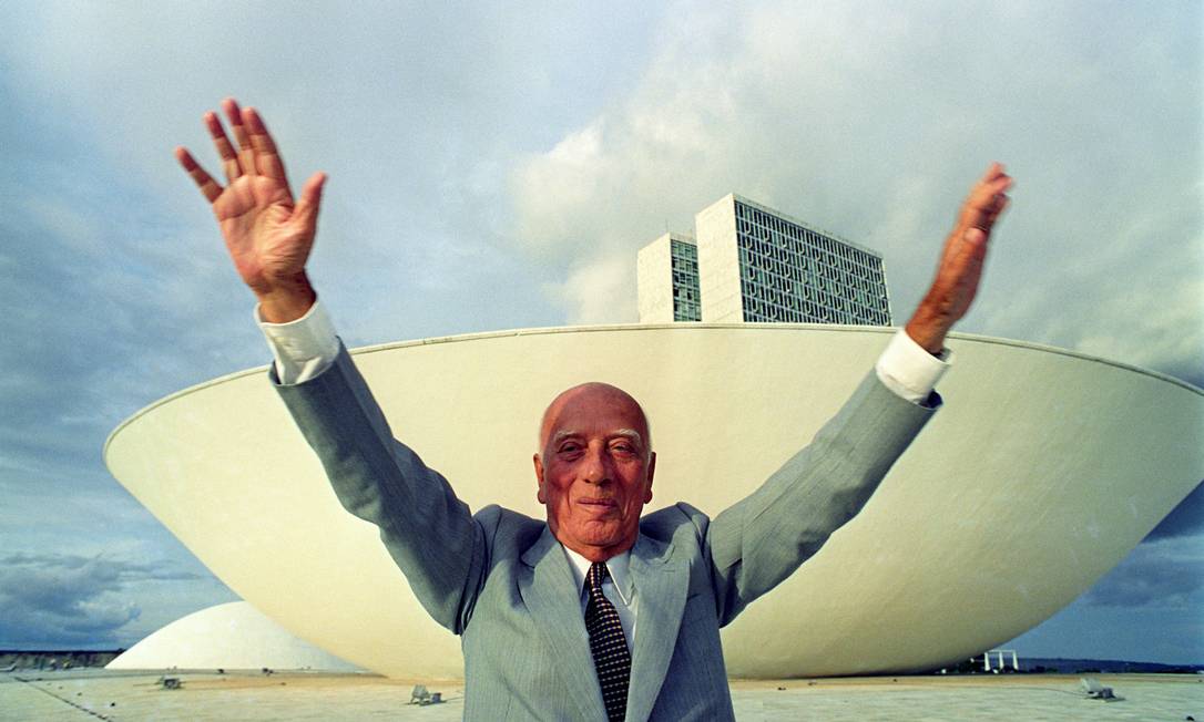 
Ulysses Guimarães na frente do Congresso Nacional
Foto:
/ Ricardo Stuckert/26-3-1992