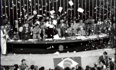Ulysses preside , com plenário em festa, a última votação da Assembleia Nacional Constituinte Foto: Orlando Brito