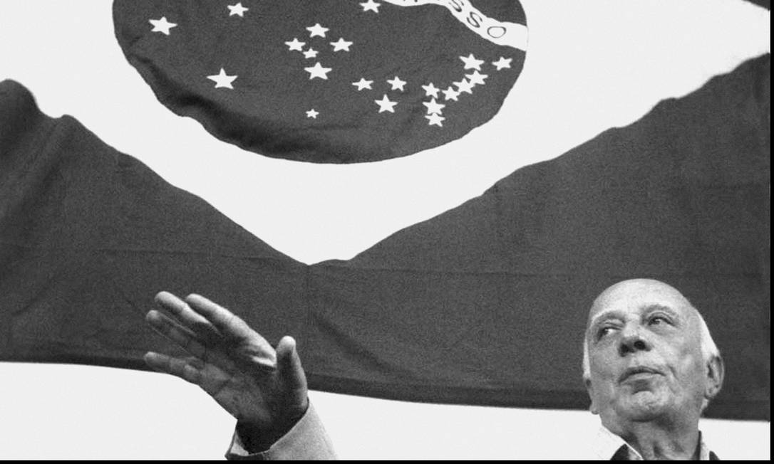 
Ulysses Guimarães e a bandeira do Brasil
Foto:
Orlando Brito
