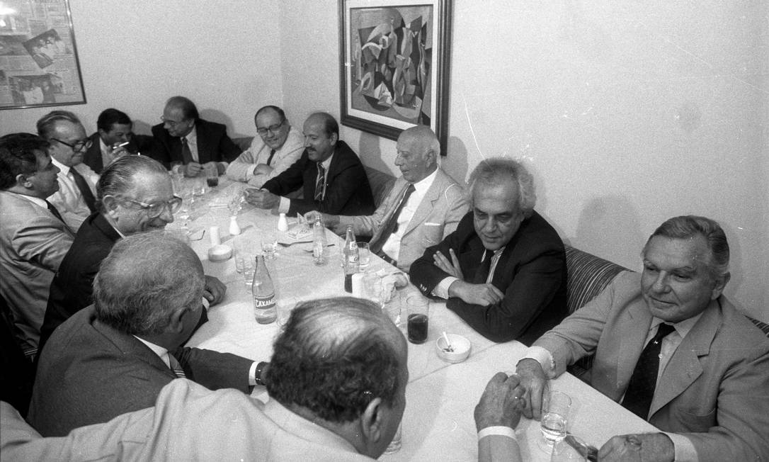 Ulysses no Piantella, onde se reunia com a 'turma do poire', em almoço de apoio a sua candidatura a presidente Foto: Gustavo Miranda 28/04/1989