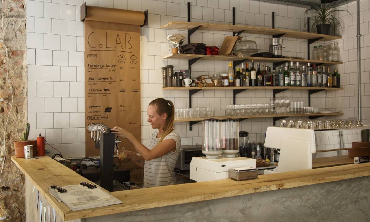 Com comidas e bebidas artesanais, a CoLAB é um misto de café e bar Foto: Fernando Lemos / Agência O Globo