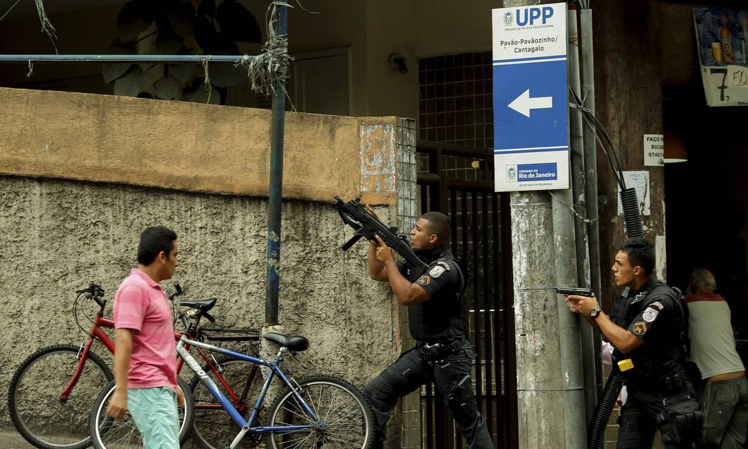 Policiais durante operação no Pavão-Pavãozinho Foto: Gabriel de Paiva / Agência O Globo