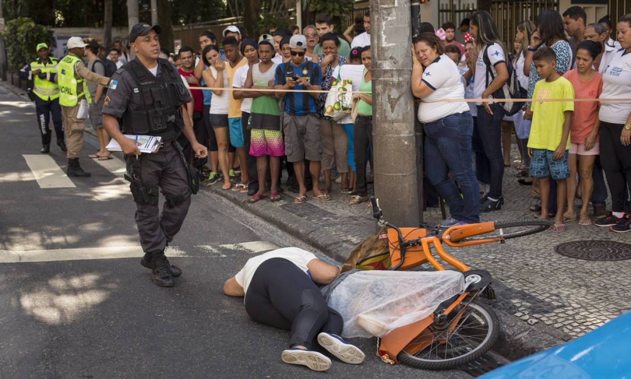 Jovem Cai De Bicicleta E Morre Atropelada Por ônibus Em Botafogo Jornal O Globo