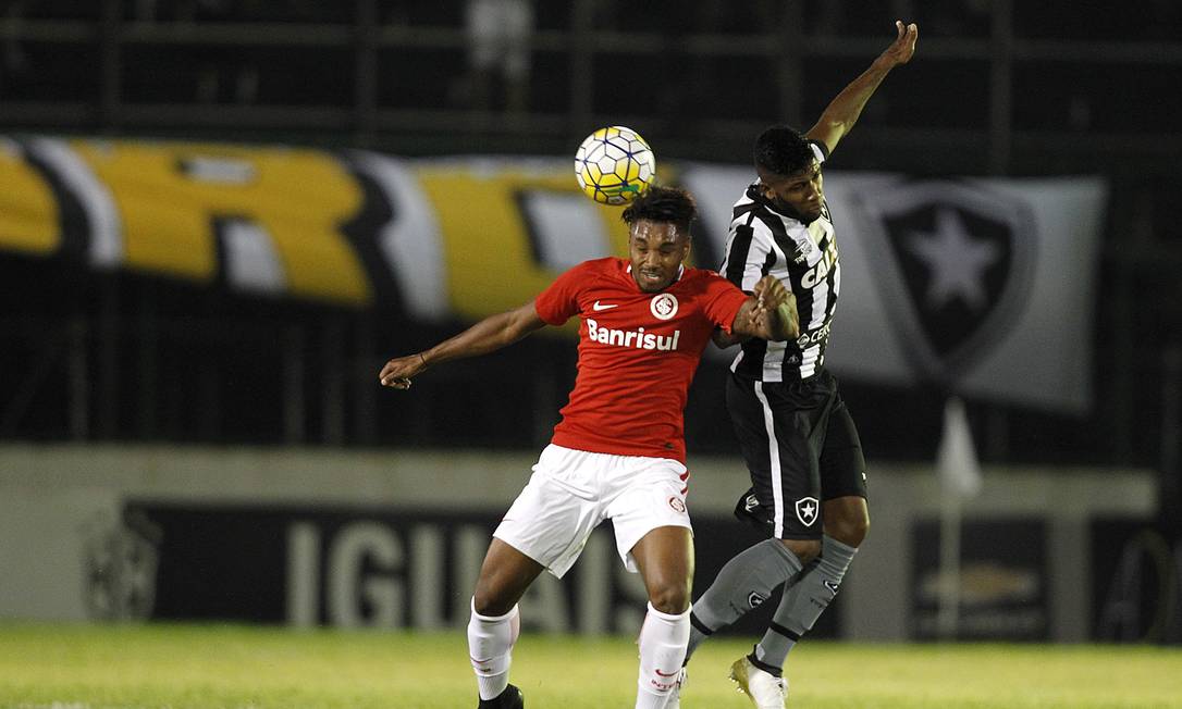 Botafogo vence o Internacional e sobe para o quinto lugar - Jornal O Globo