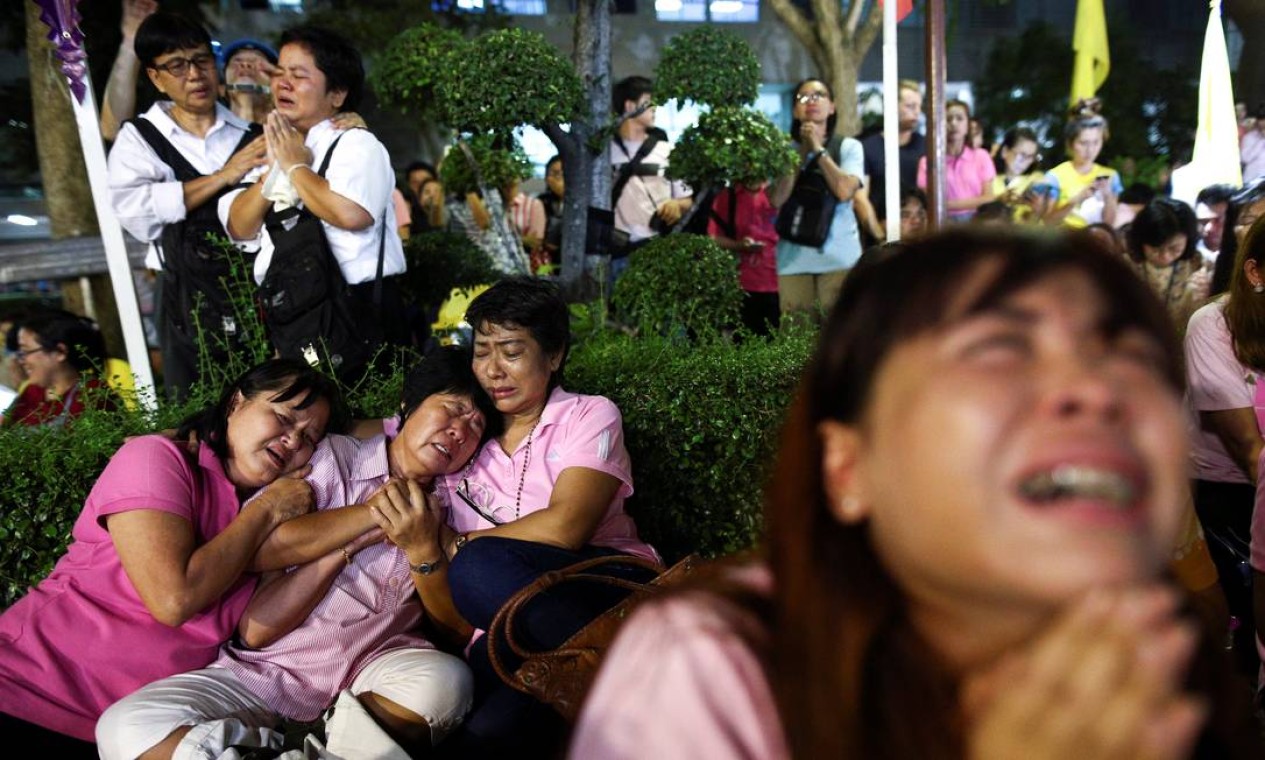 Cidadãos tailandeses choram o luto do monarca, cuja morte mergulha o país em incerteza política Foto: ATHIT PERAWONGMETHA / REUTERS