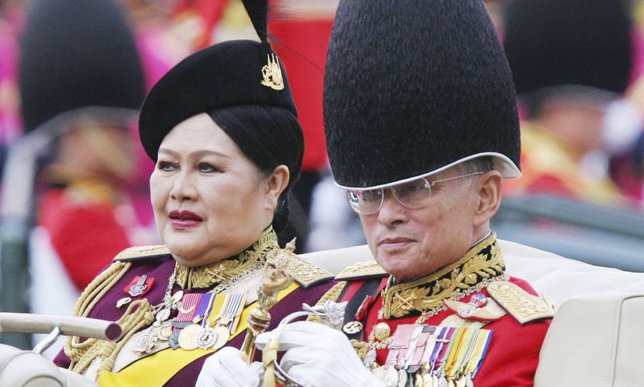 Em 2005, Bhumibol e a rainha Sirikit assistem a guarda de honra durante a cerimônia de comemoração de seus 78 anos Foto: Sakchai Lalit / AP