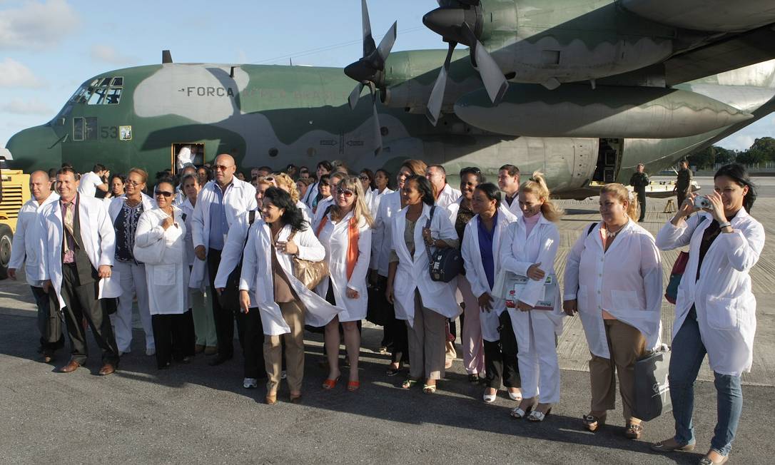 Grupo de 70 médicos cubanos chega à base aérea do Recife para ingressar no Programa Mais Médicos Foto: Hans von Manteuffel 27/10/2013 / Agência O Globo