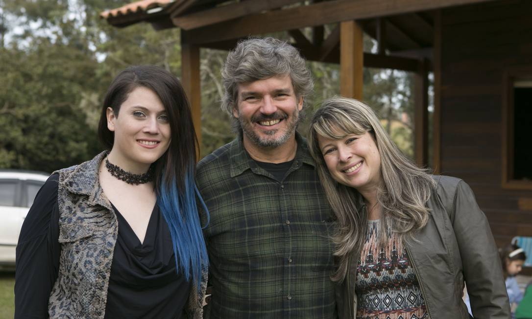 Amanda, entrevistada do primeiro episódio (à esquerda), com o diretor João Jardim e a irmã Foto: Divulgação/GNT