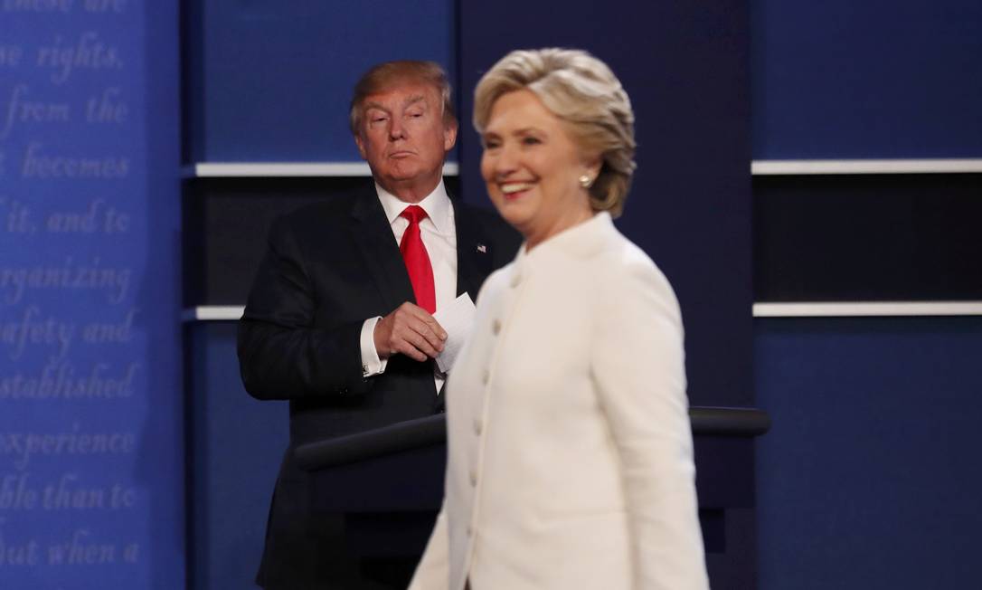 Trump encara Hillary ao final de debate, sem cumprimentos Foto: MIKE BLAKE / REUTERS