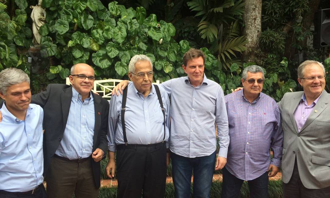 
Presidentes do Flu, Fla, Vasco, Ferj e Botafogo com Marcelo Crivella (terceiro a partir da direita)
Foto:
Divulgação
