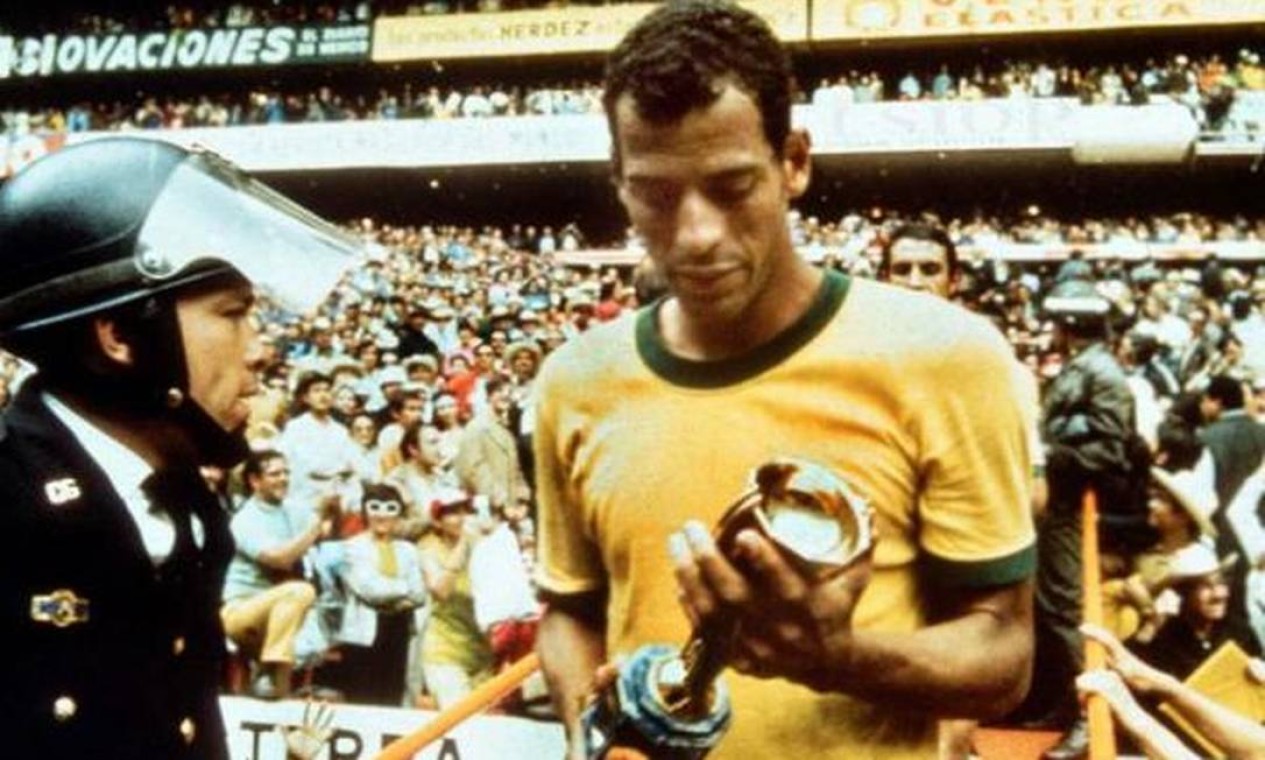 Carlos Alberto Torres, o Capita, com a taça do tricampeonato mundial do Brasil, em 1970.