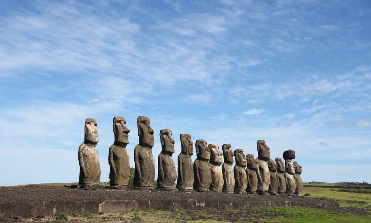 Os 15 moais enfileirados no Ahu Tongariki, a maior plataforma cerimonial de Rapa Nui, estão entre as trações mais populares da ilha Foto: Eduardo Maia / O Globo