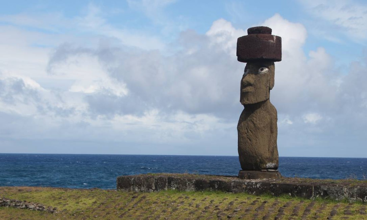 Após ter sido restaurado, o moai do Ahu Ko Te Riku recebeu olhos feitos com coral branco e obsidiana, o mesmo material usado anteriormente. É o único moai original com olhos e fica na área de Tahai Foto: Eduardo Maia / O Globo