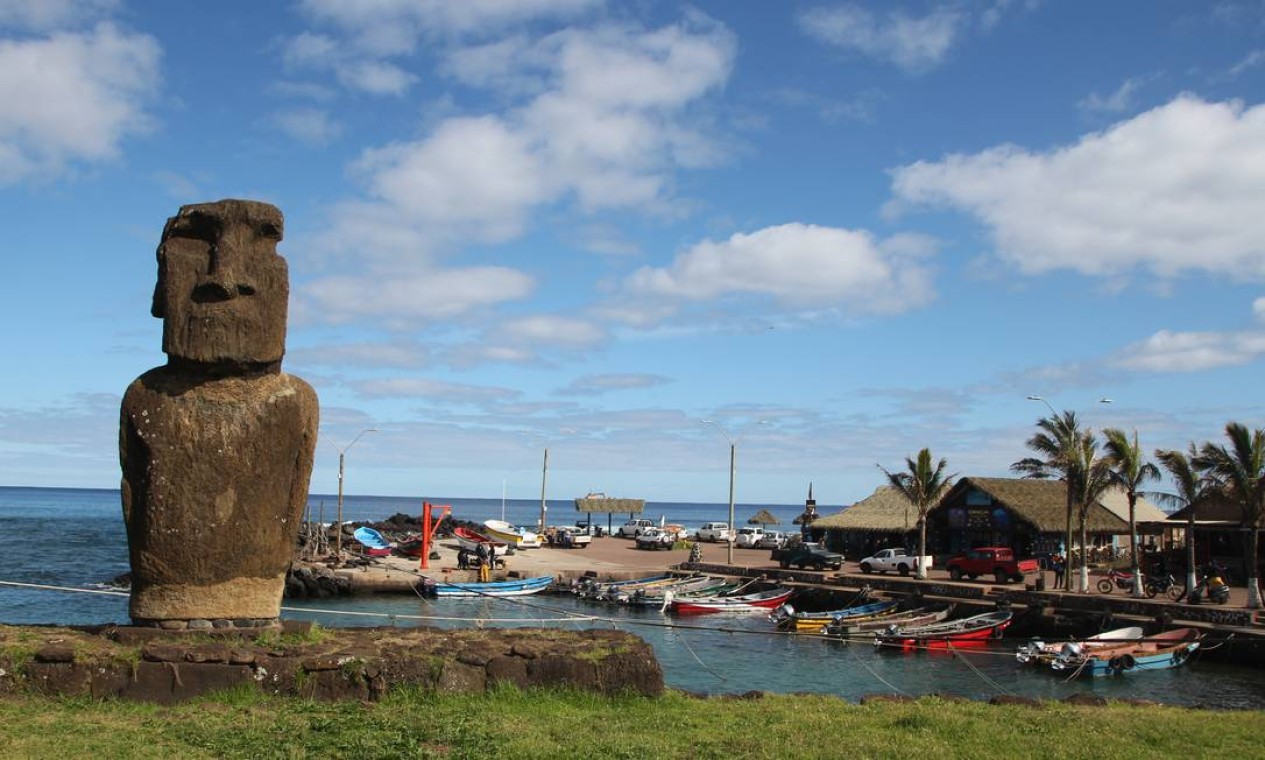 O moai do Ahu Tautira está ao lado da enseada Hanga Roa O'tai, onde funcionam empresas de passeios de barco e atividades náuticas Foto: Eduardo Maia / O Globo