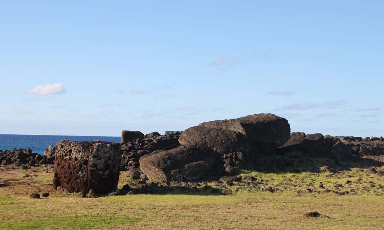 O moai Paro, de Ahu Te Pito Kura, tinha dez metros e foi a maior estátua a ser colocada sobre uma plataforma cerimonial. Nunca foi restaurado Foto: Eduardo Maia / O Globo