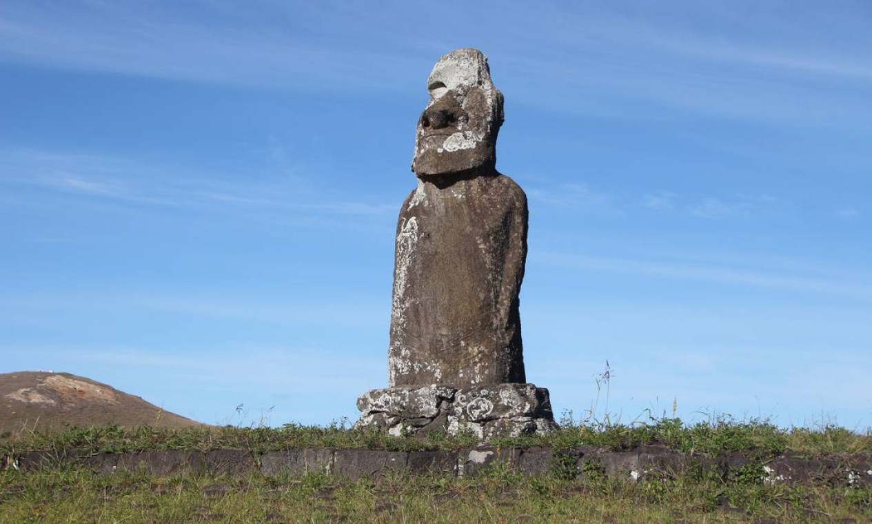 No Ahu Uri A Urenga está o "moai de quatro braços", que era usado para determinar a chegada do inverno. É um raro exemplo de moai no interior da Ilha de Páscoa Foto: Eduardo Maia / O Globo