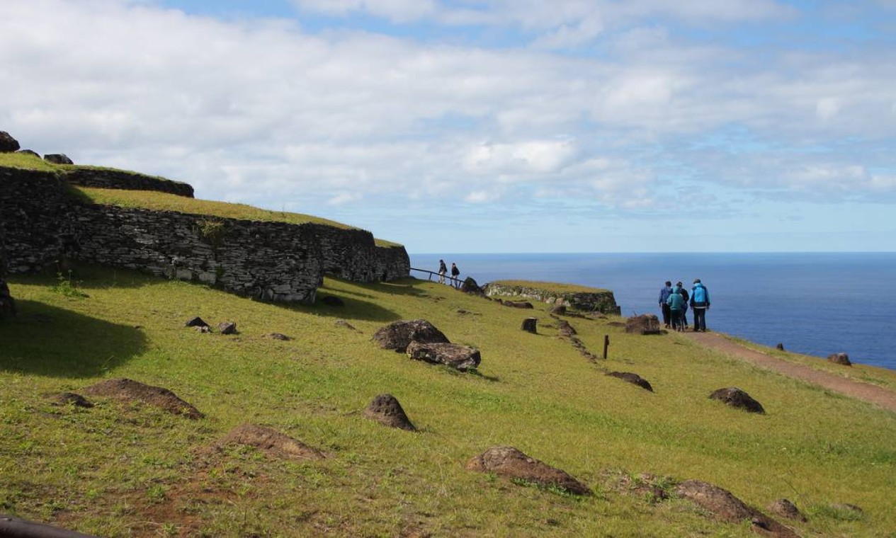 As casas arrendondadas na vila cerimonial de Orongo, no topo do vulcão Ranu Kau: o principal centro do culto do Homem-Pássaro, que escolhia o rei que governaria Rapa Nui por um ano Foto: Eduardo Maia / O Globo