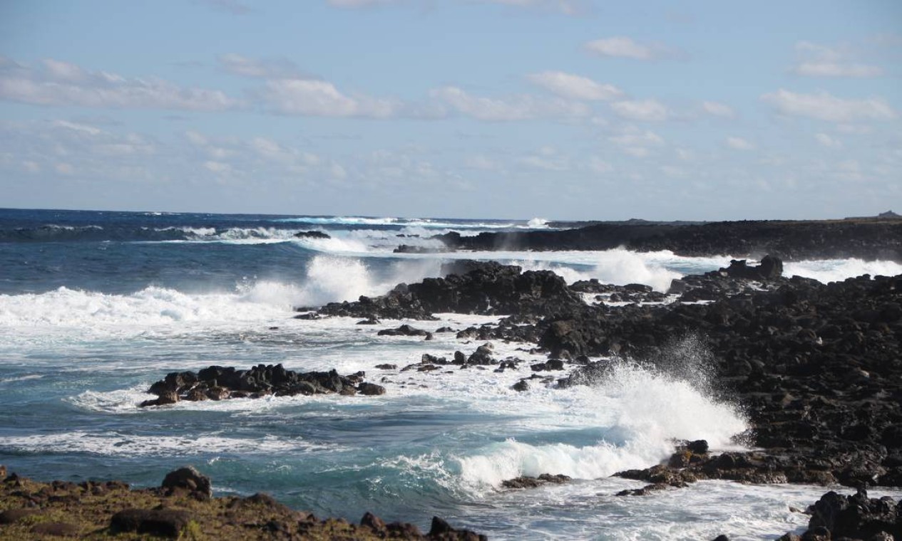 Na costa sul da ilha, o mar agitado se choca contra as rochas escuras, de origem vulcânica Foto: Eduardo Maia / O Globo