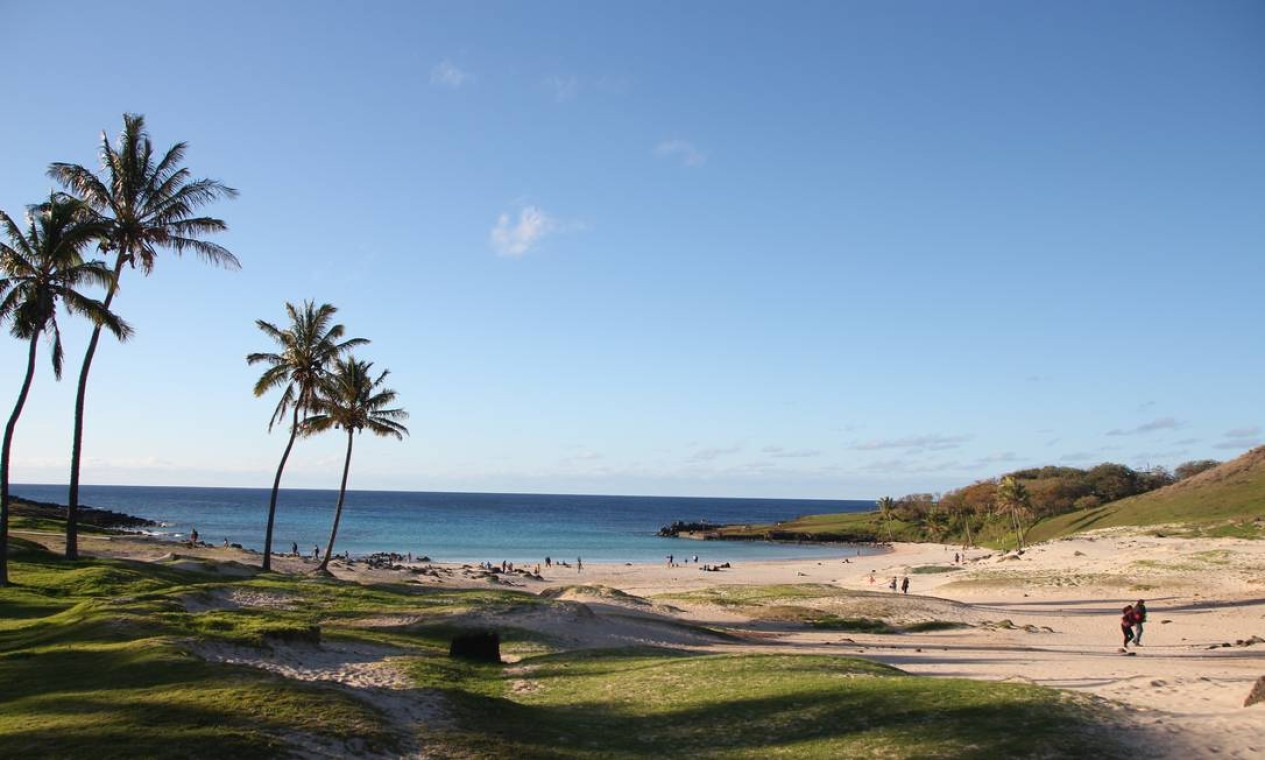 Anakena é uma das duas praias com areia da ilha e a mais popular para banho, com boa estrutura. A outra, Ovahe, é menor e acessível só por trilha Foto: Eduardo Maia / O Globo