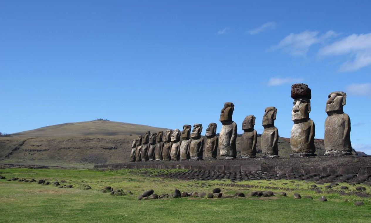 Rosto de pedra na ilha de páscoa. antiga estátua de moai. símbolo de  viagens famoso.