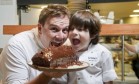 Pedro Siqueira e o filho Davi mostram o passo a passo do bolo de cenoura que fazem em família Foto: Agência O Globo