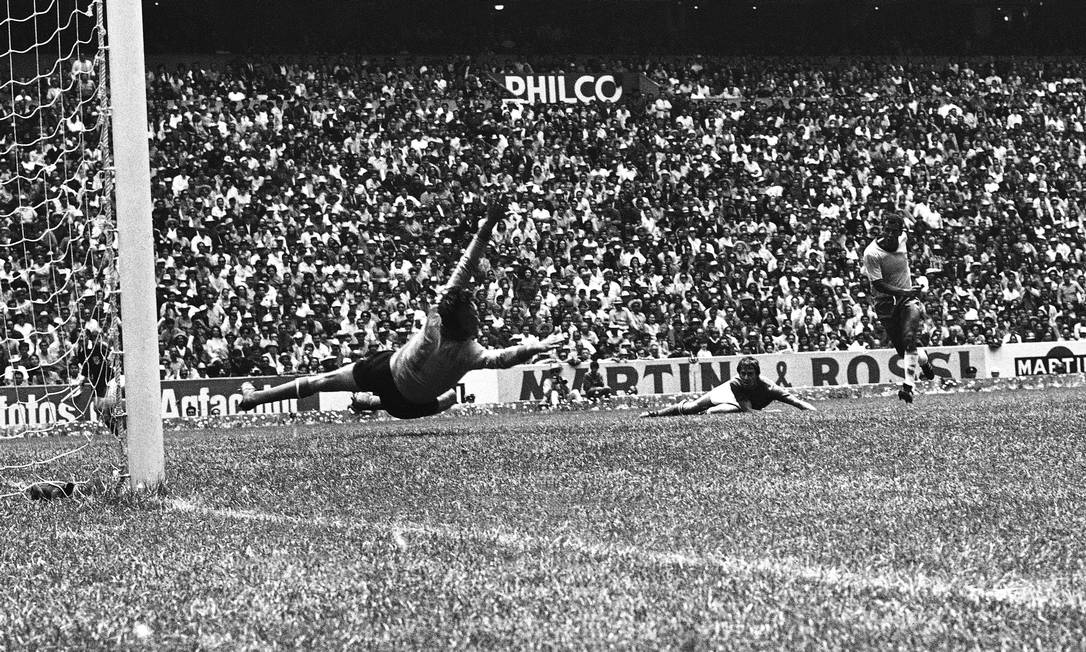 Albertosi salta em vão após o chute de Carlos Alberto Torres no último gol do Brasil sobre a Itália na final da Copa de 1970 Foto: AP
