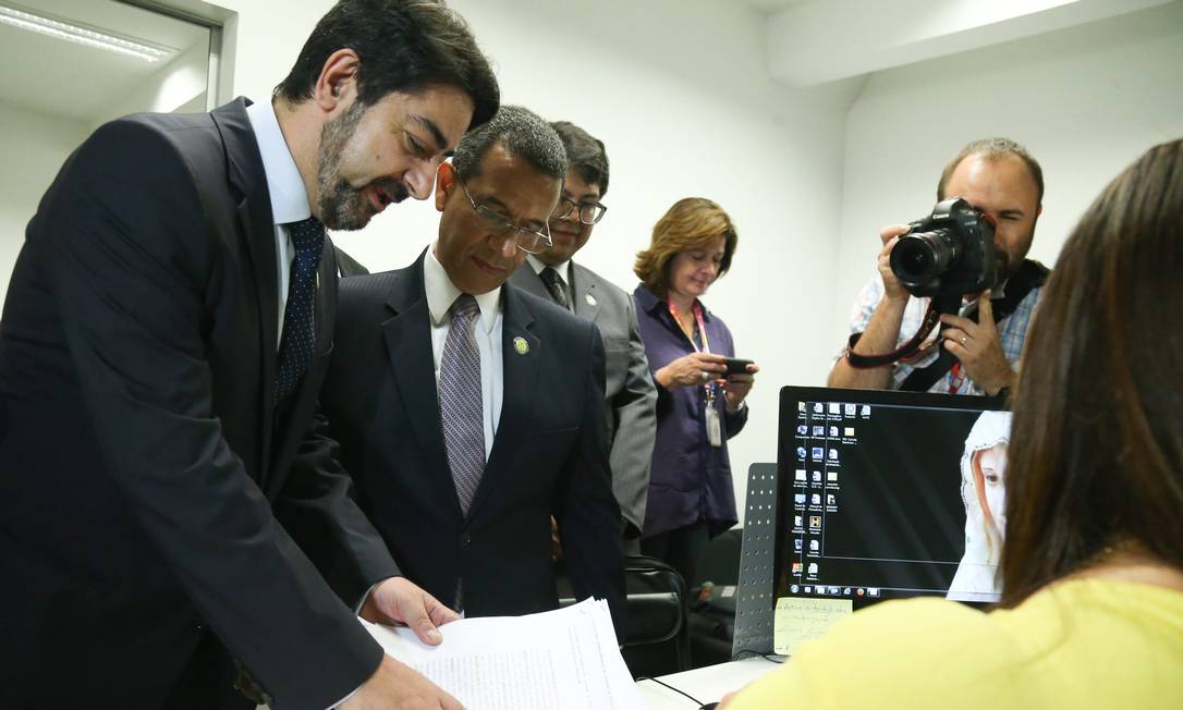 Juízes protocolam representação contra Renan no Conselho de Ética do