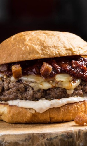 Burgertopia. Classic Bacon: 170g de blend especial, maionese de alho assado, barbecue artesanal com bacon bits e queijo mussarela gratinado ($23) Foto: Dante Pires Rebelo / Divulgação